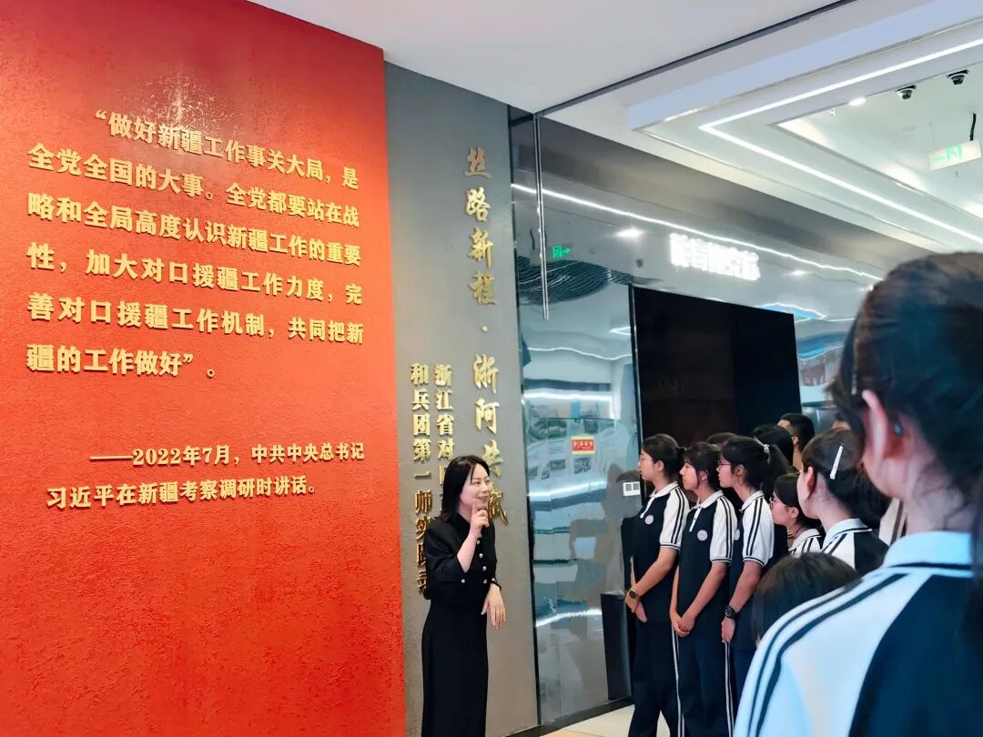 【指挥长的“铸牢”课】骆梅英为阿克苏地区第一中学学生讲授援疆主题“开学第一课”