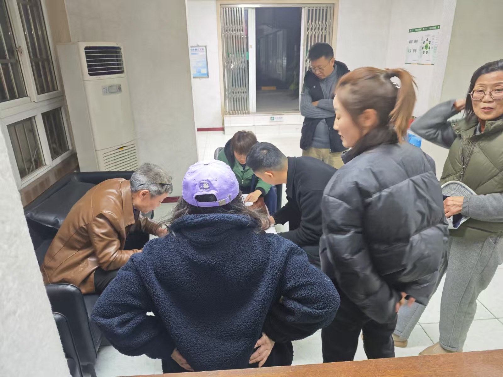 居民自掏腰包200万，10部“高龄”电梯全换新！这个老小区是咋办成的？