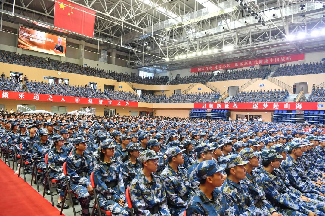 山东第二医科大学举行“军桥心跳行动”志愿服务队命名授旗仪式