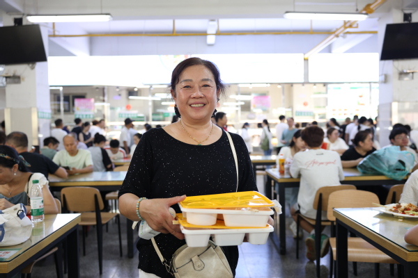 武汉工商学院“迎新餐”暖心刷屏