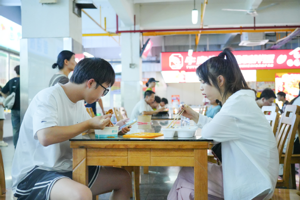 武汉工商学院“迎新餐”暖心刷屏