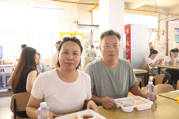 武汉工商学院“迎新餐”暖心刷屏