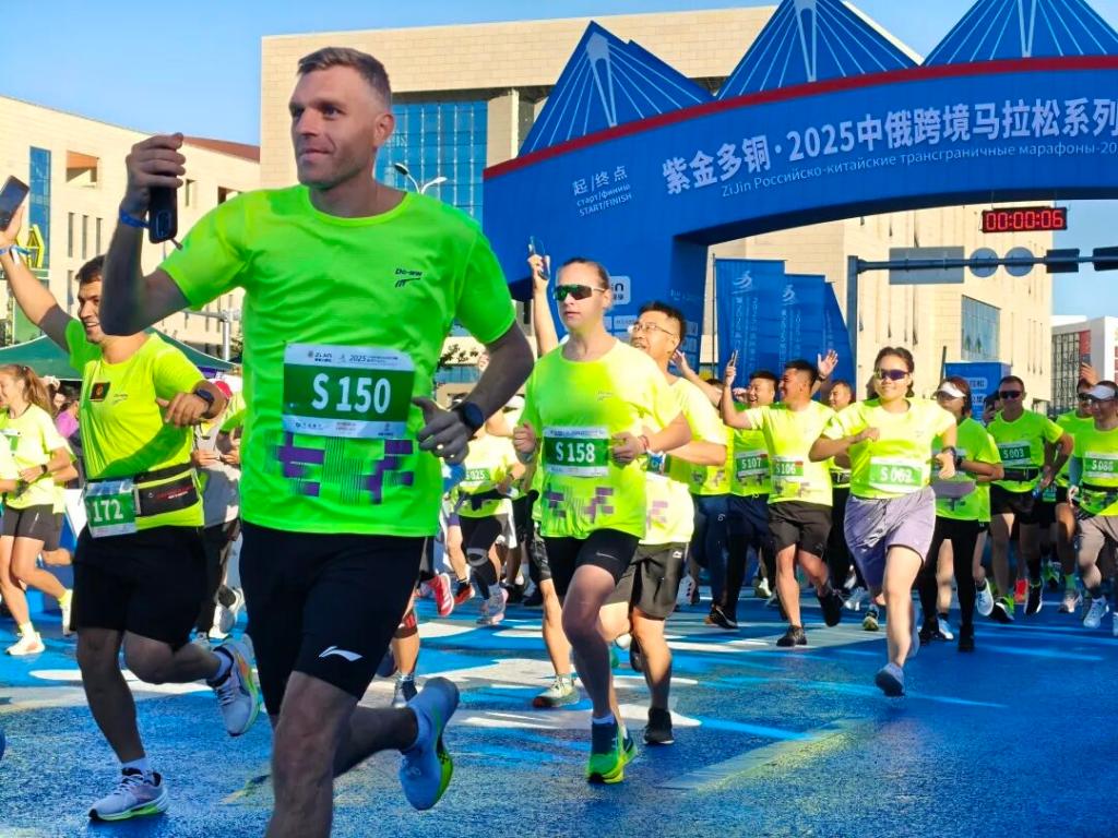 追光丨带好护照！东北这场马拉松，能直接“跑出国”