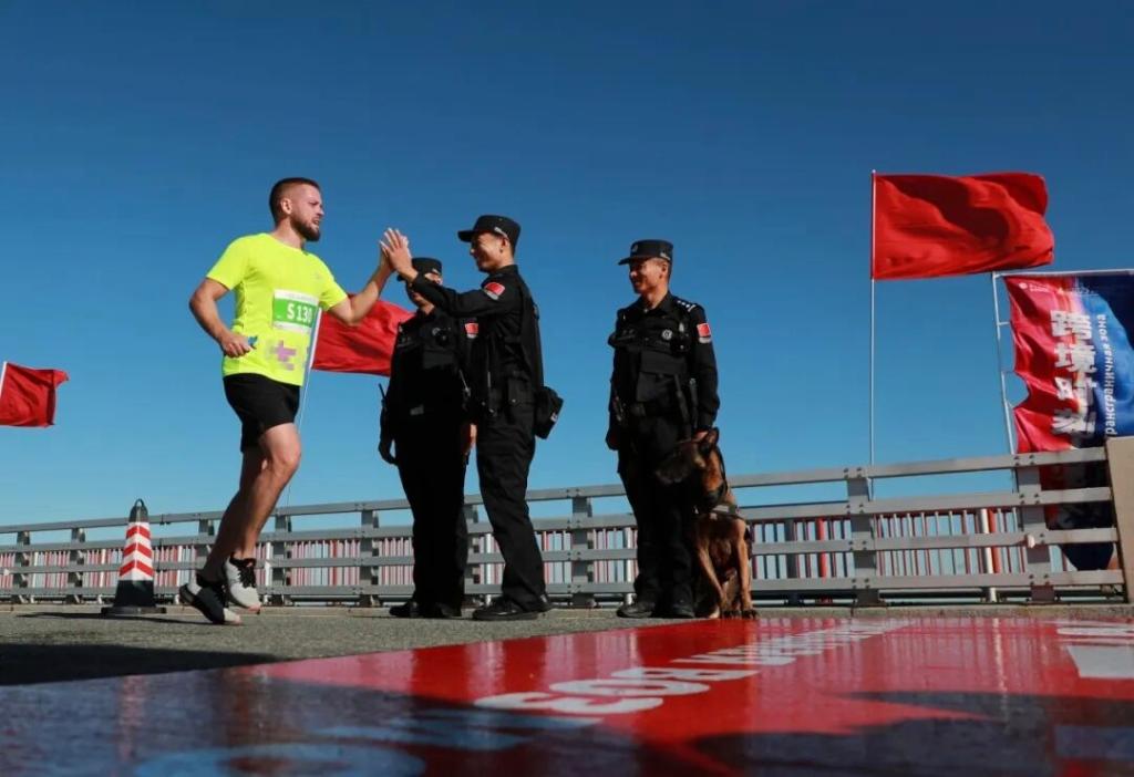 追光丨带好护照！东北这场马拉松，能直接“跑出国”