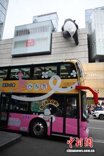 四川成都：“茶歇巴士”上演“流动感恩派对”