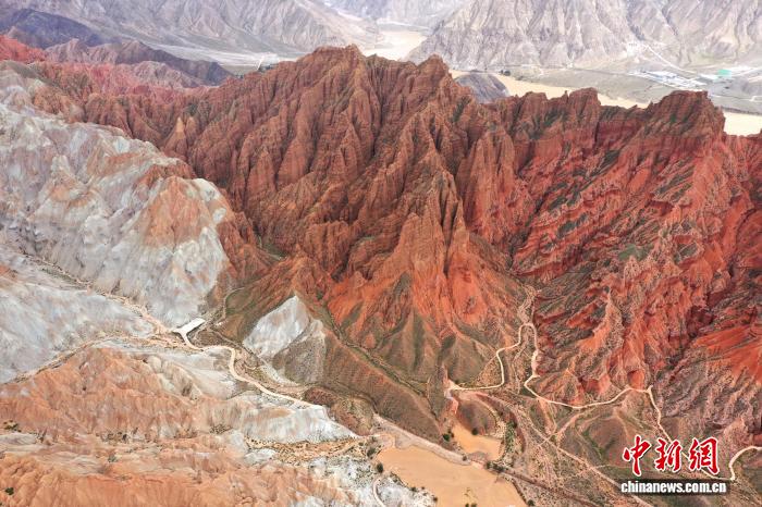 航拍青海贵德国家地质公园丹霞地貌秋景美如画