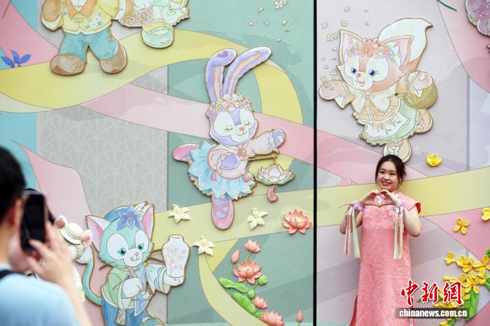 上海迪士尼乐园萌聚达菲月吸引游客共享欢乐时光