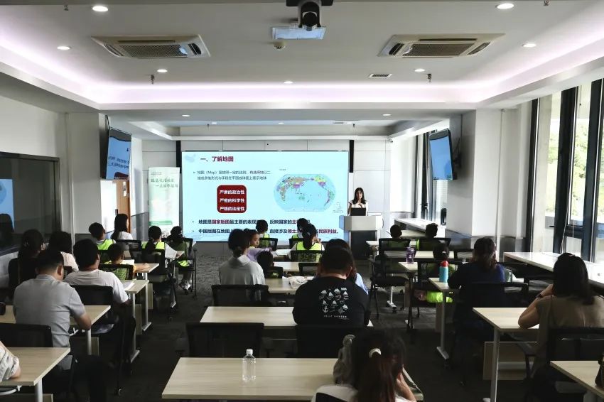 “规范使用地图 一点都不能错”——第22个全国测绘法宣传日亲子打卡活动成功举办