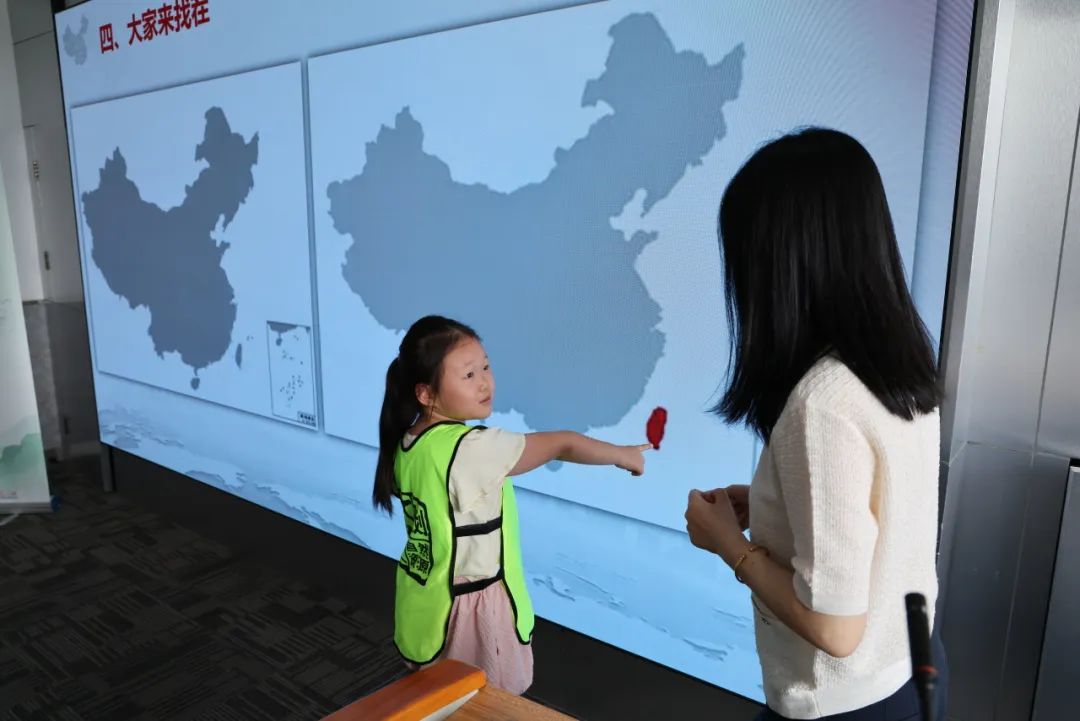 “规范使用地图 一点都不能错”——第22个全国测绘法宣传日亲子打卡活动成功举办