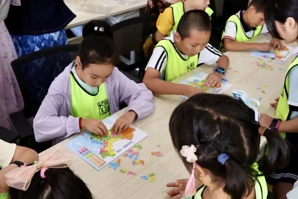 “规范使用地图 一点都不能错”——第22个全国测绘法宣传日亲子打卡活动成功举办