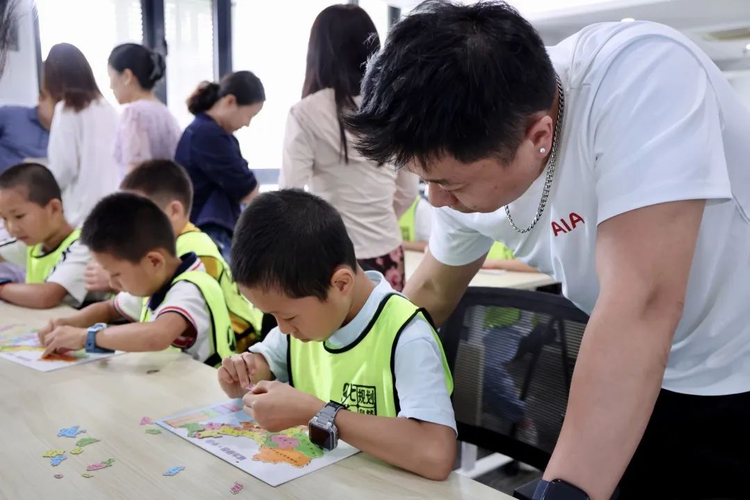 “规范使用地图 一点都不能错”——第22个全国测绘法宣传日亲子打卡活动成功举办