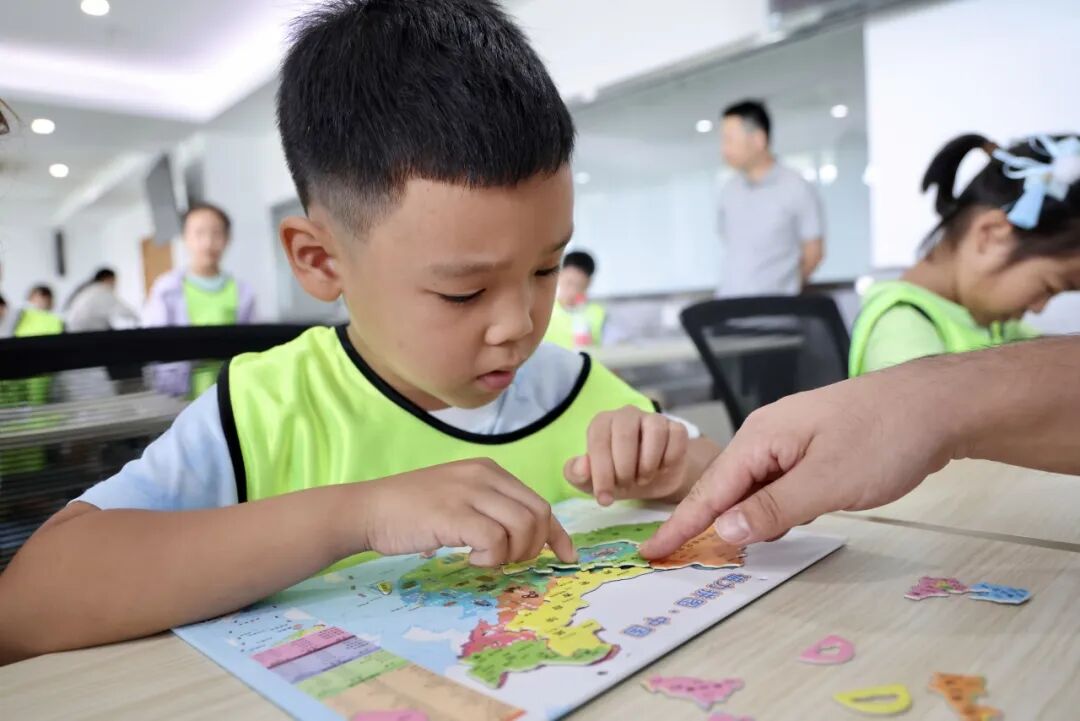 “规范使用地图 一点都不能错”——第22个全国测绘法宣传日亲子打卡活动成功举办