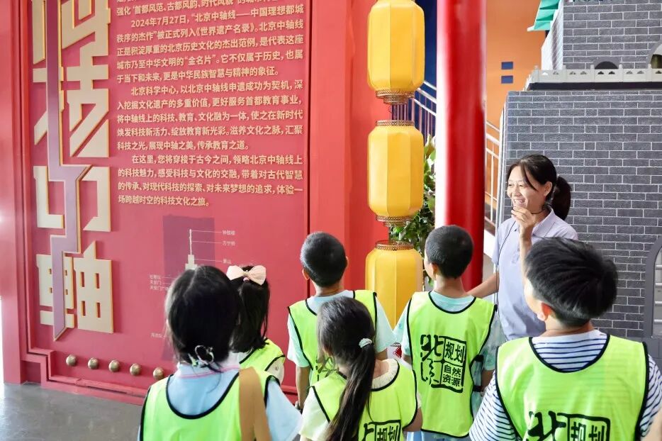 “规范使用地图 一点都不能错”——第22个全国测绘法宣传日亲子打卡活动成功举办