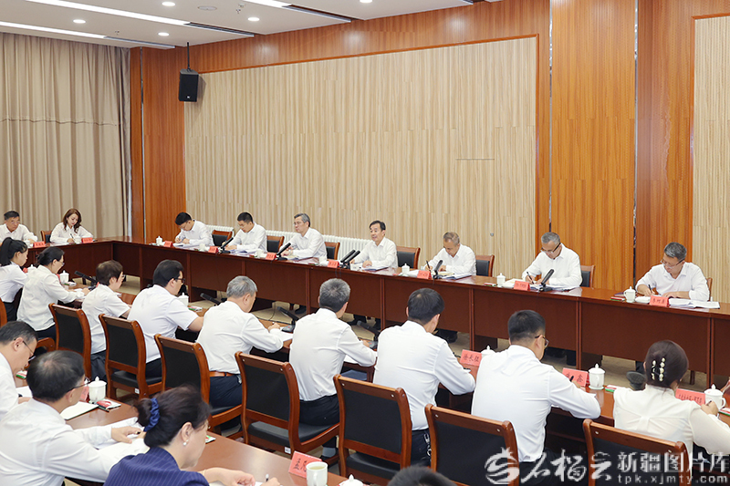 陈小江艾尔肯·吐尼亚孜教师节前调研教育工作并召开座谈会