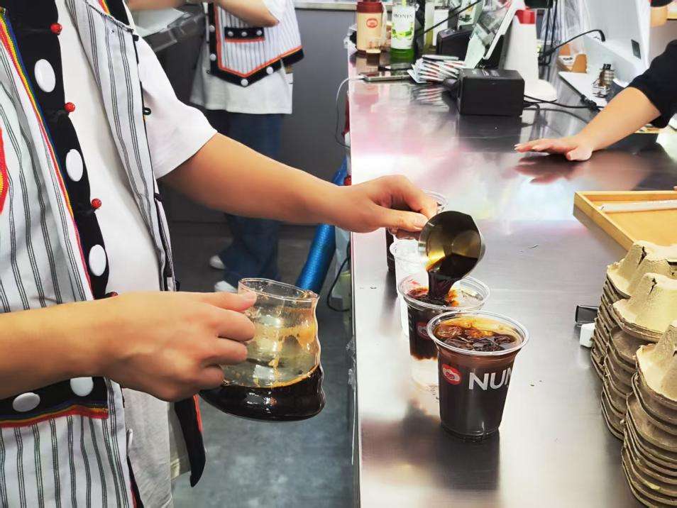 来自怒江的“怒小咖”香飘沪上 一杯咖啡讲述沪滇情谊
