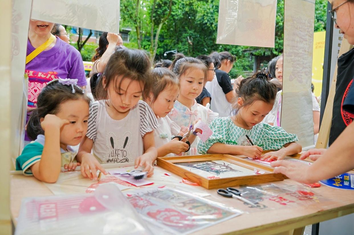 萌娃树下学礼仪 文明新风满书院