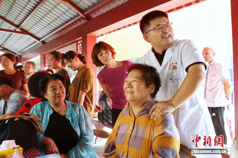 （新疆七十载）新疆吐鲁番：义诊服务惠民生