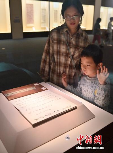 “吉林省博物院藏明清书法精品展”吸引参观者