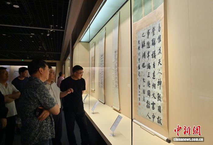 “吉林省博物院藏明清书法精品展”吸引参观者