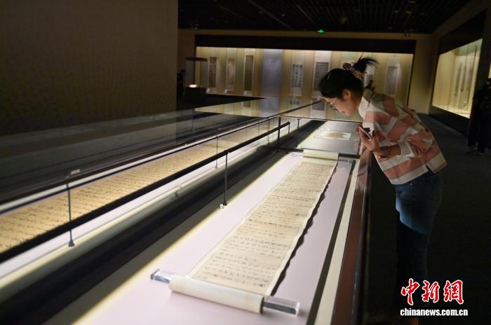 “吉林省博物院藏明清书法精品展”吸引参观者
