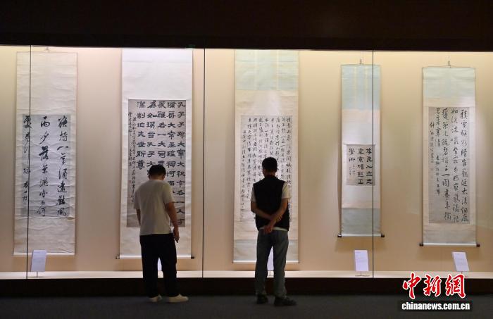 “吉林省博物院藏明清书法精品展”吸引参观者