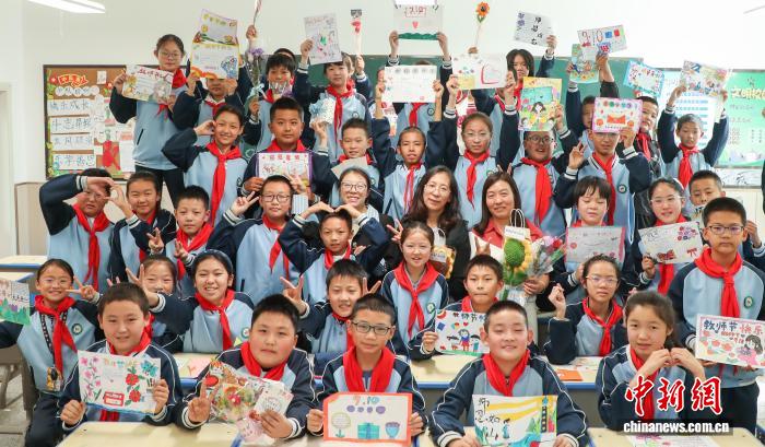 青海西宁：学生自制礼物为老师送上节日祝福