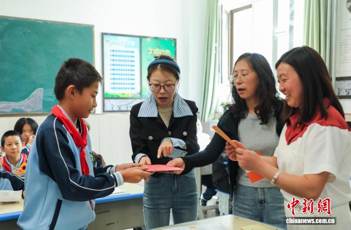青海西宁：学生自制礼物为老师送上节日祝福
