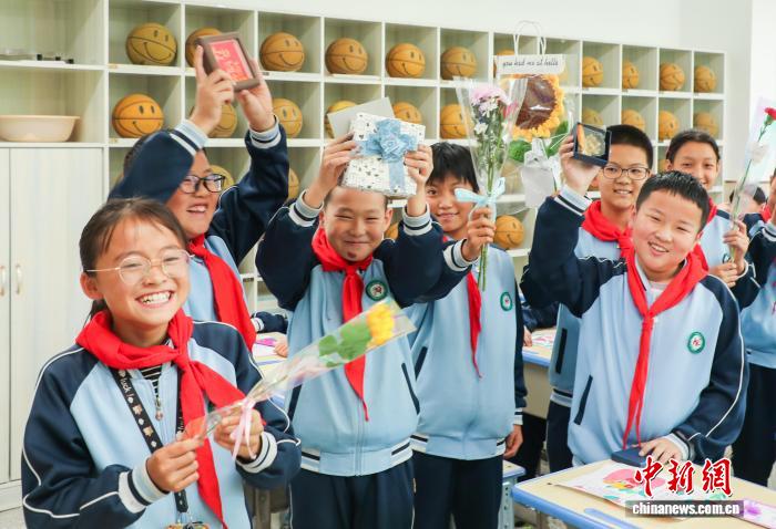 青海西宁：学生自制礼物为老师送上节日祝福