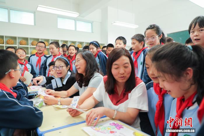 青海西宁：学生自制礼物为老师送上节日祝福