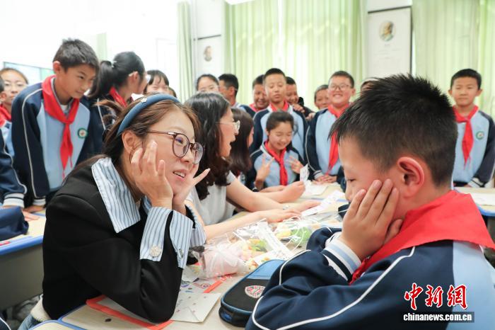 青海西宁：学生自制礼物为老师送上节日祝福
