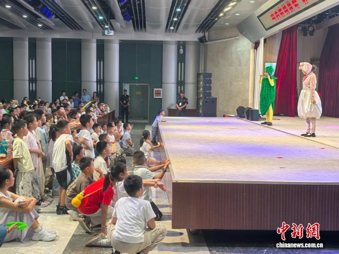 萤火虫、观月球、探秘境 山西科技馆开启“科学奇妙夜”