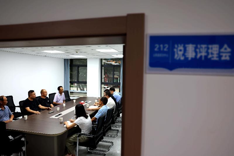 让群众从“进门愁”到“出门安”