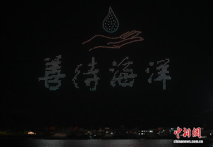 浙江宁波：妈祖如意海上巡安仪式吸引民众