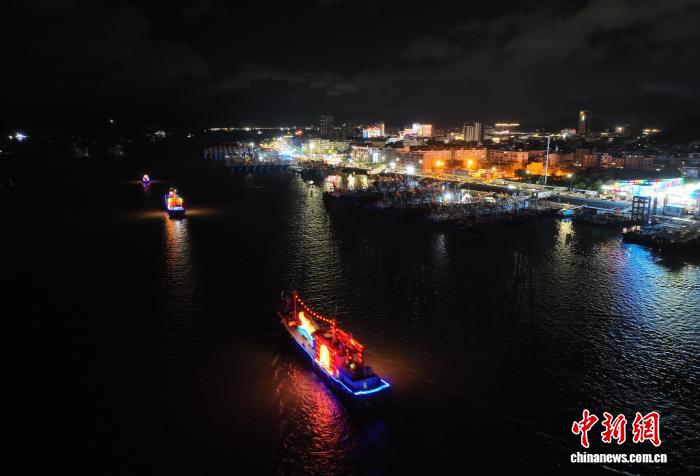 浙江宁波：妈祖如意海上巡安仪式吸引民众