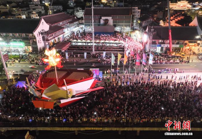 浙江宁波：妈祖如意海上巡安仪式吸引民众