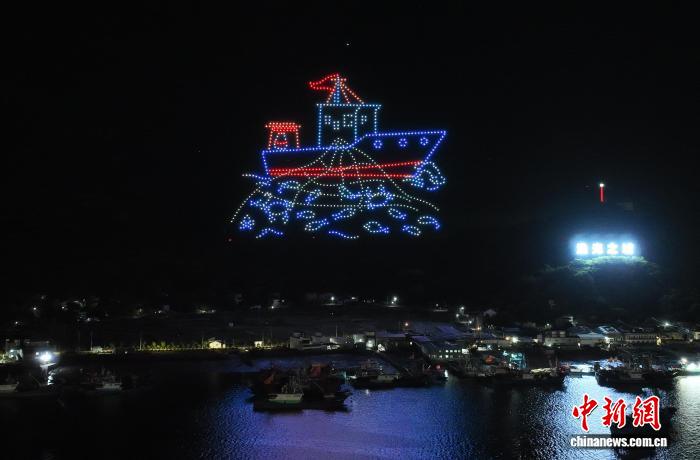 浙江宁波：妈祖如意海上巡安仪式吸引民众
