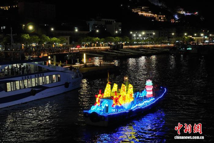 浙江宁波：妈祖如意海上巡安仪式吸引民众