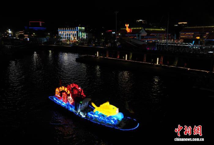浙江宁波：妈祖如意海上巡安仪式吸引民众