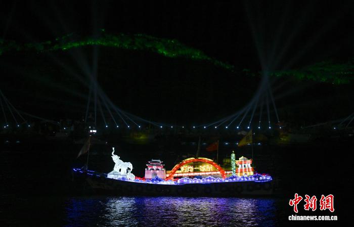 浙江宁波：妈祖如意海上巡安仪式吸引民众