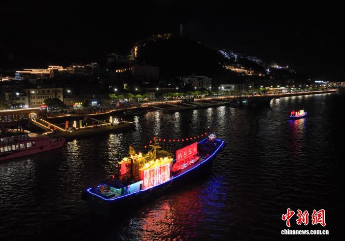 浙江宁波：妈祖如意海上巡安仪式吸引民众