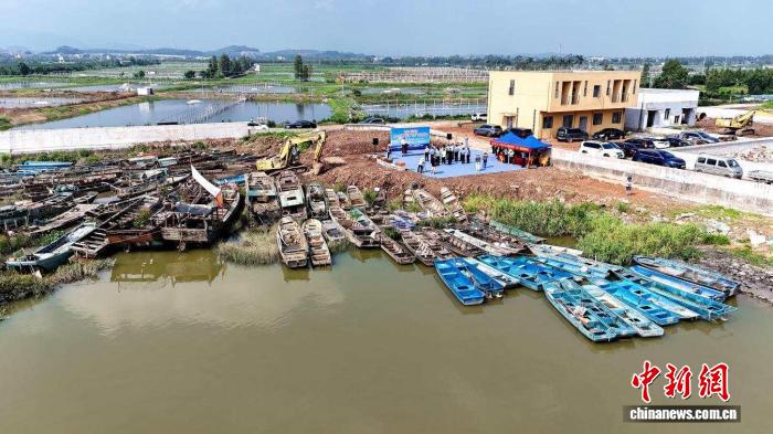广东江门拆解、销毁百余艘涉渔“三无”船舶
