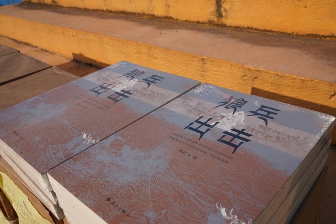 历史长篇小说《狼兵出击》进校园 东兰学子接棒传承英雄精神