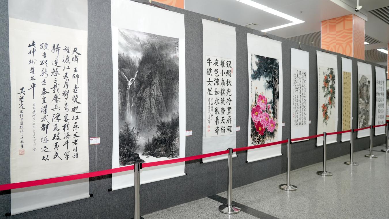 纪念中国人民抗日战争暨世界反法西斯战争胜利80周年主题书画展在北京市政务服务中心举办