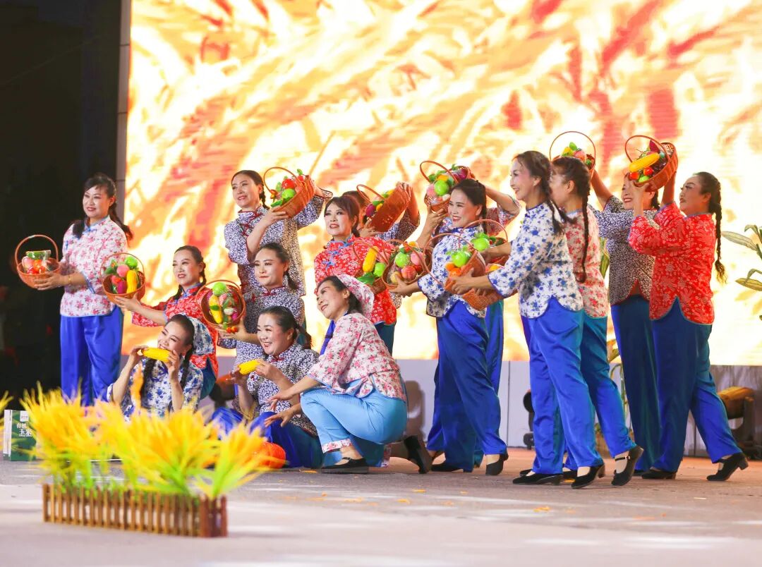 乌苏市“丰韵大地·同心筑梦”丰收庆典主题晚会璀璨上演