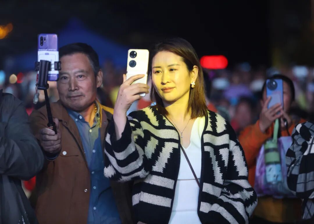 乌苏市“丰韵大地·同心筑梦”丰收庆典主题晚会璀璨上演