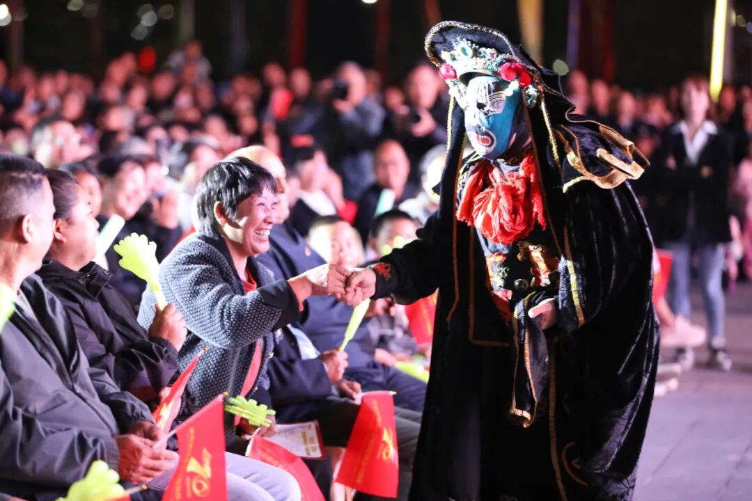 乌苏市“丰韵大地·同心筑梦”丰收庆典主题晚会璀璨上演