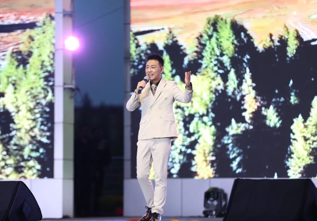 乌苏市“丰韵大地·同心筑梦”丰收庆典主题晚会璀璨上演