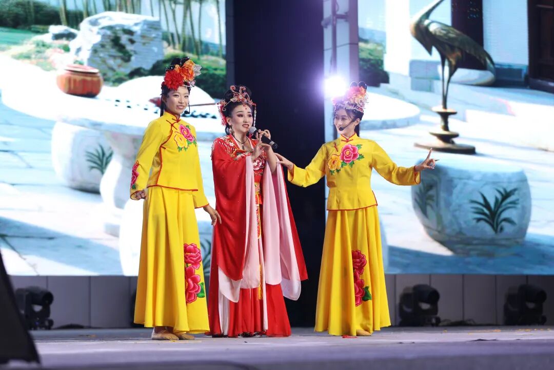 乌苏市“丰韵大地·同心筑梦”丰收庆典主题晚会璀璨上演