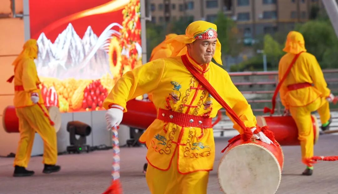 乌苏市“丰韵大地·同心筑梦”丰收庆典主题晚会璀璨上演