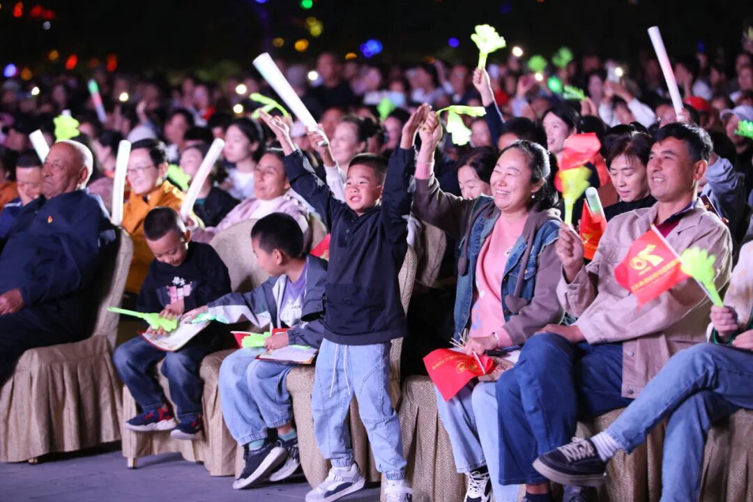 乌苏市“丰韵大地·同心筑梦”丰收庆典主题晚会璀璨上演